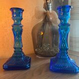 2 bougeoirs en verre bleu