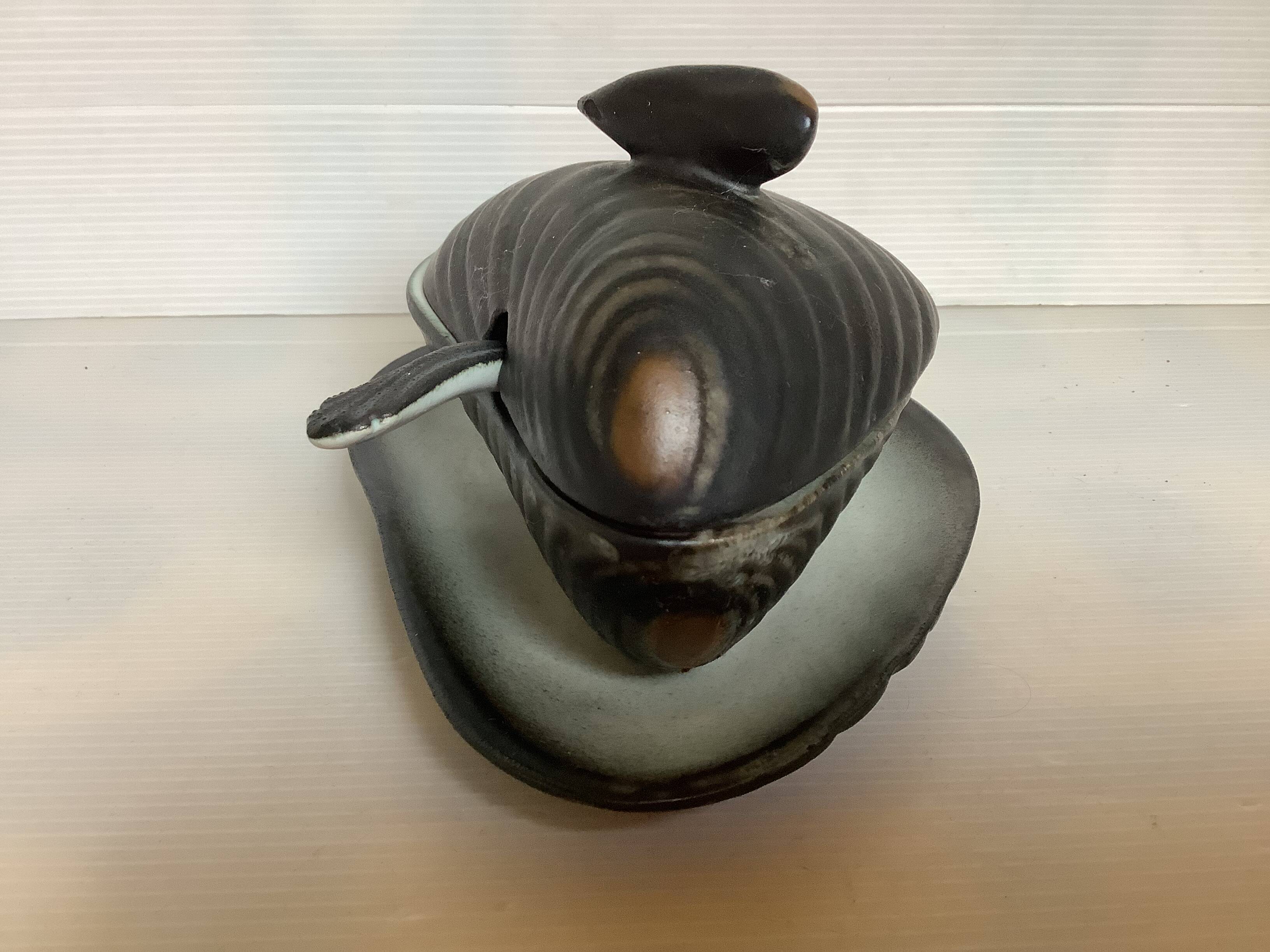 Shell-shaped sauceboat