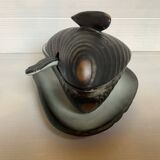 Shell-shaped sauceboat