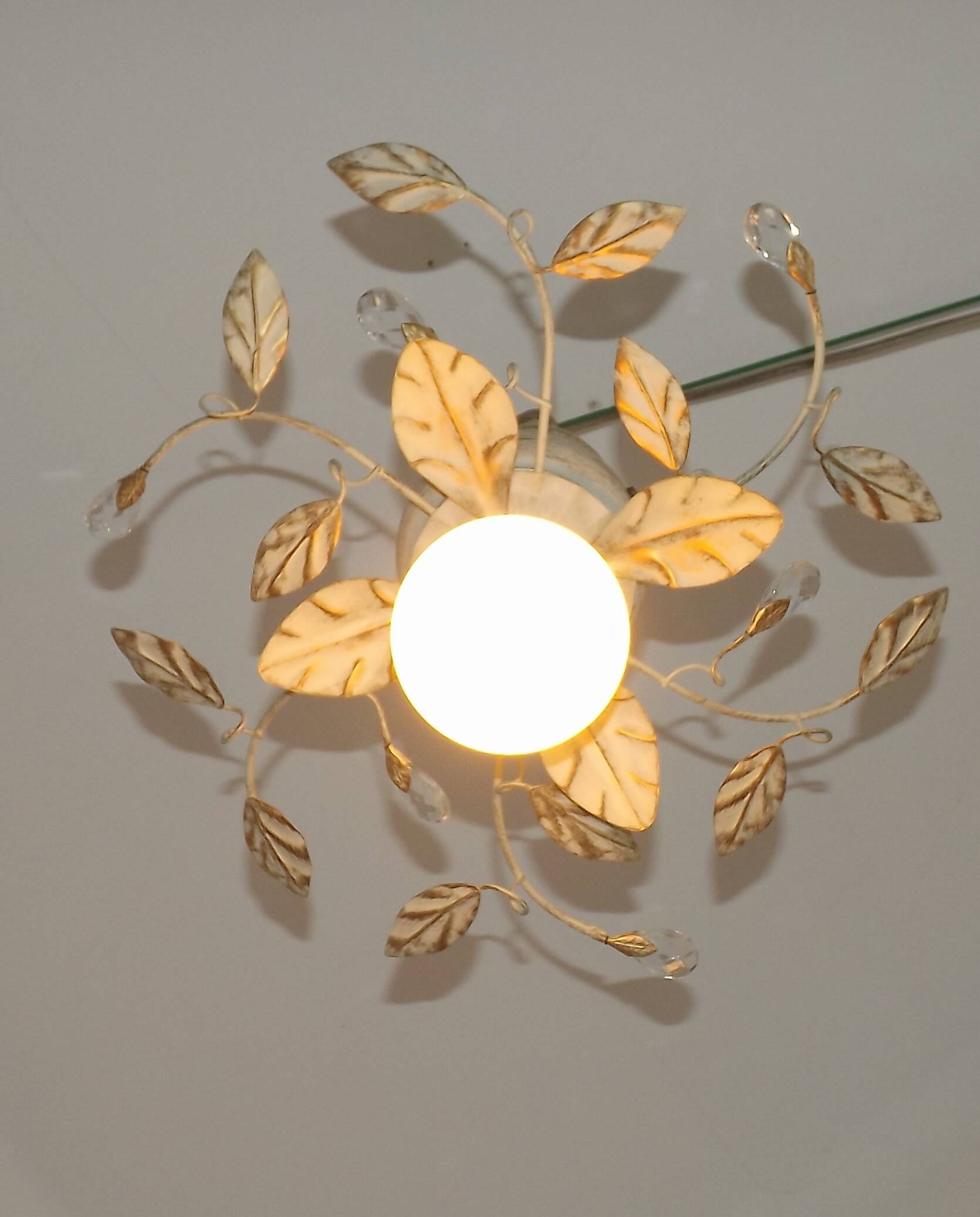 Lustre semi-encastré vintage charmant avec des feuilles et des perles en verre cristal.