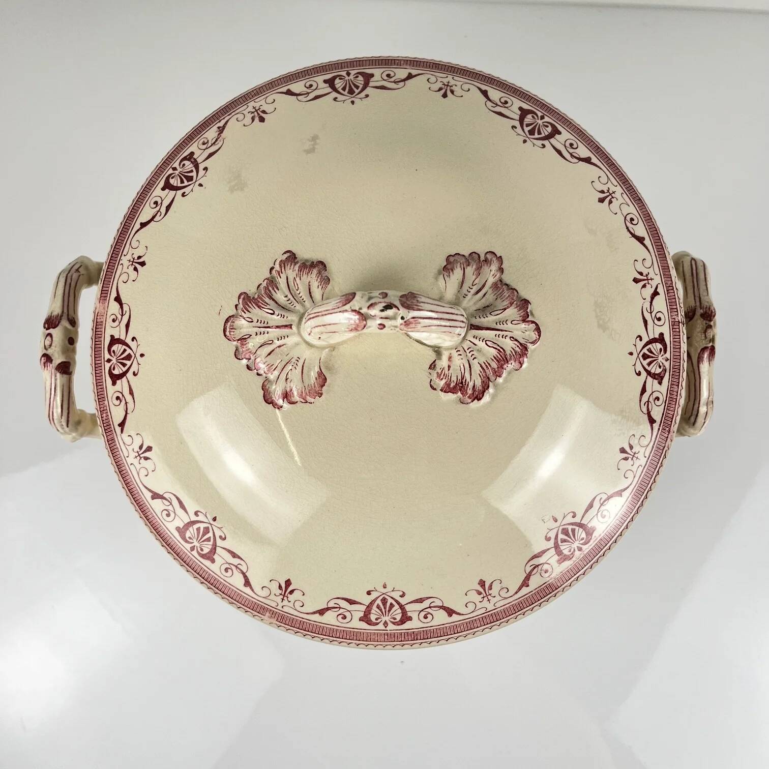 Ironstone soup tureen Creil & Montereau, "Admiral" model, red, 19th century.