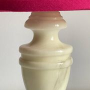 Lampe marbre et tissu fuchsia vintage