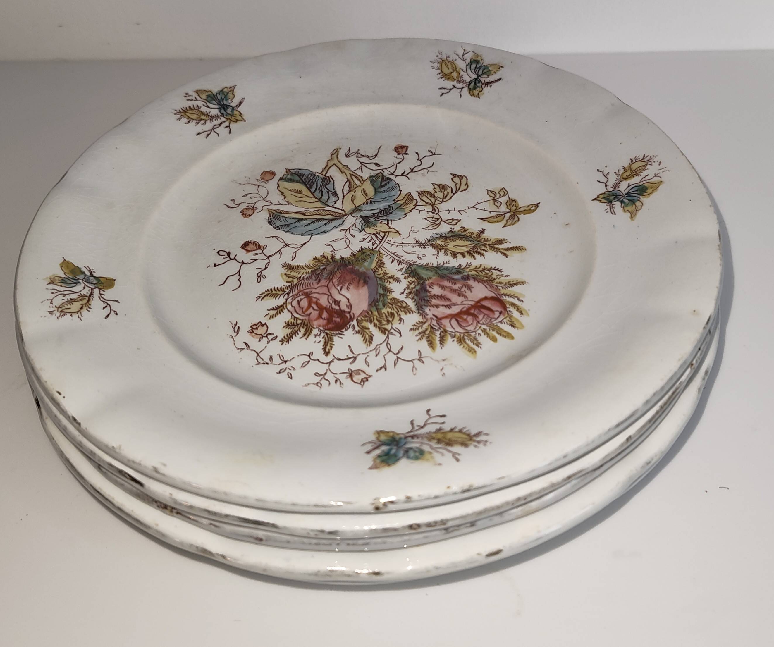 Set of 5 flat plates in antique earthenware – Saint-Amand – "Anemone"