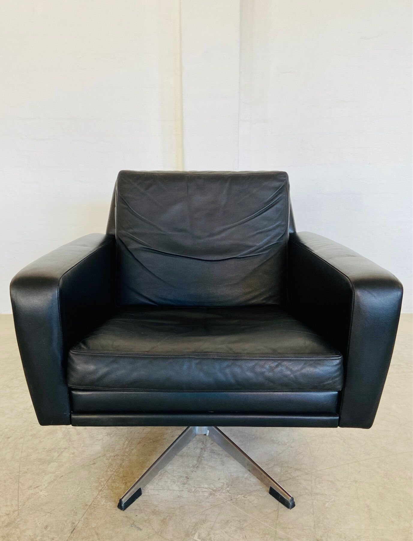 Vintage Danish swivel chair in black leather by Georg Thams