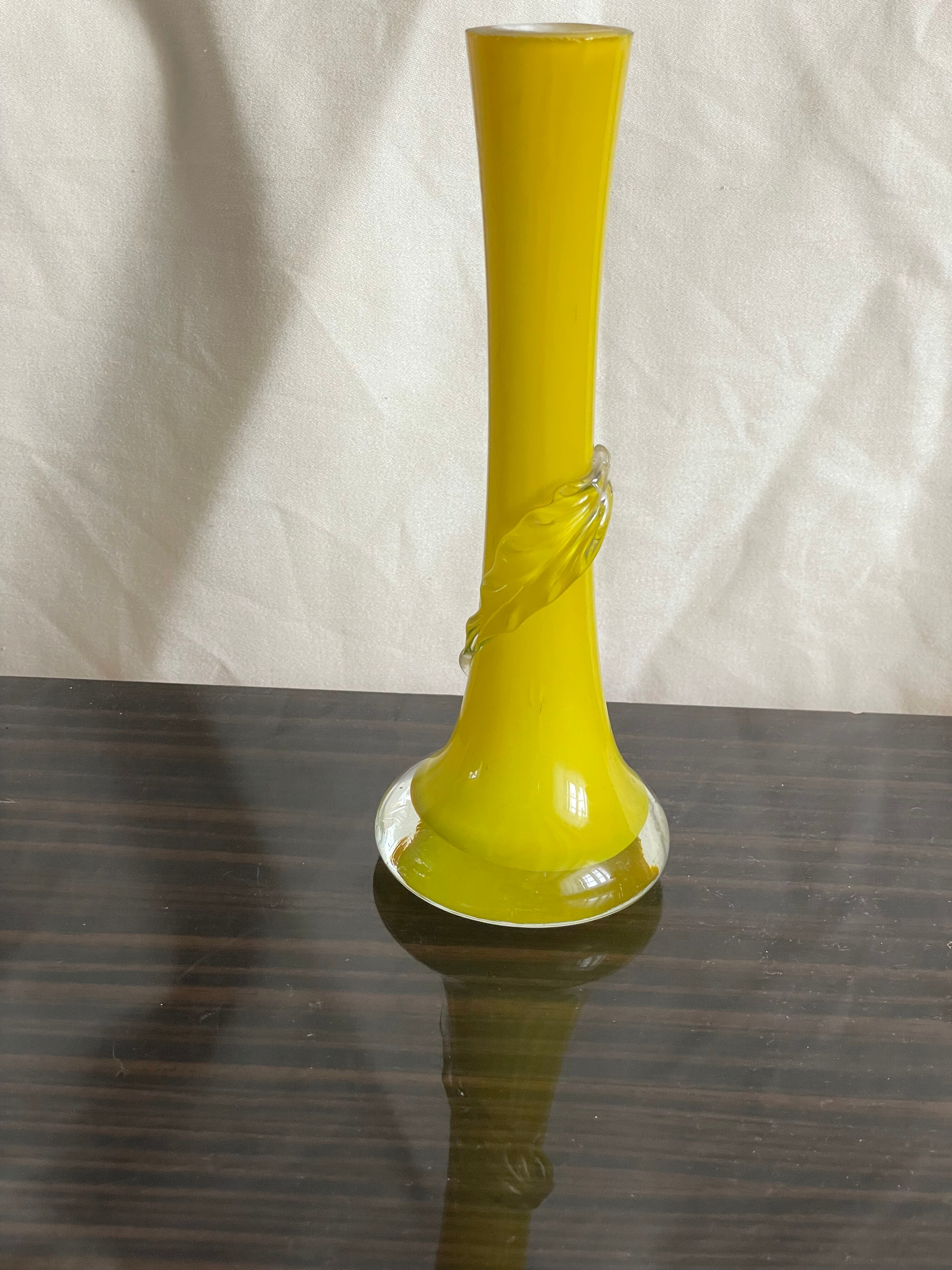 Soliflore jaune avec décor feuille en verre transparent