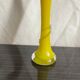 Soliflore jaune avec décor feuille en verre transparent