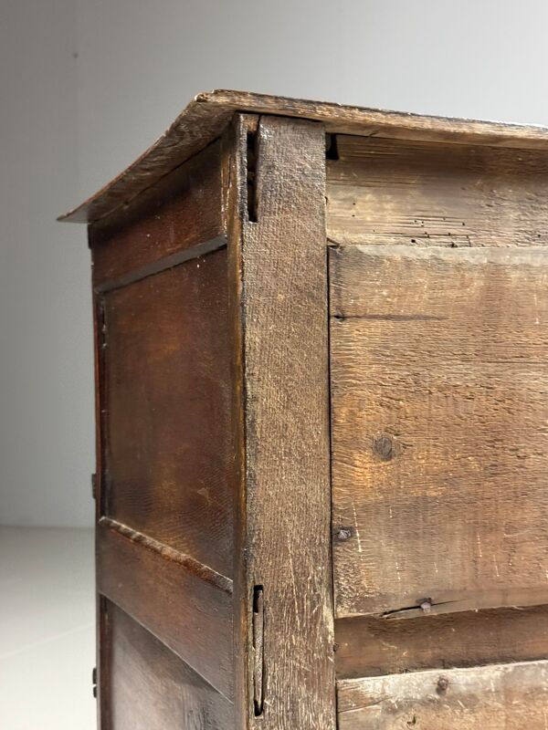 Commode anglaise en chêne du XVIIe siècle