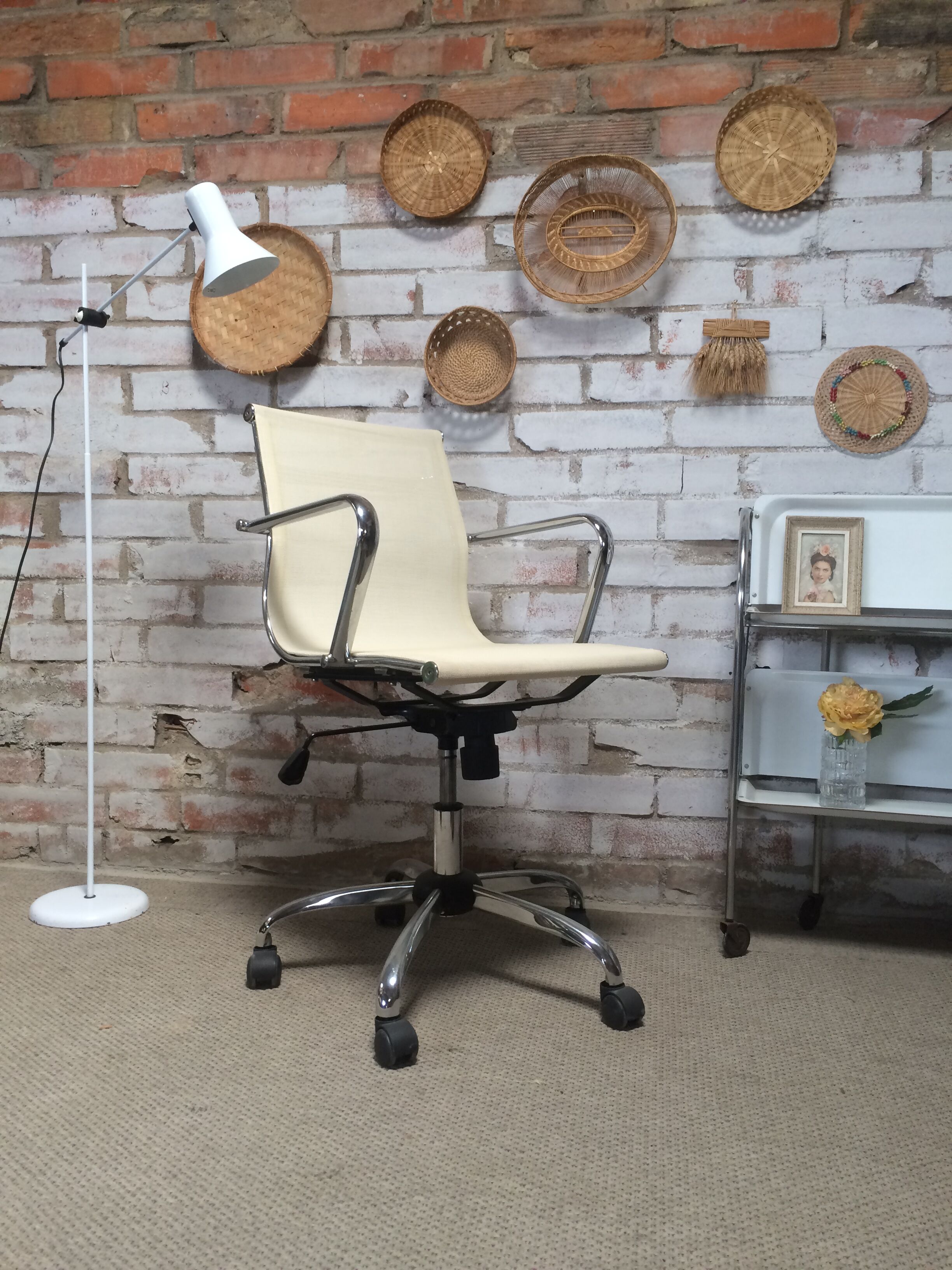 Swivel office chair