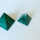 Paire de pyramides en malachite vert