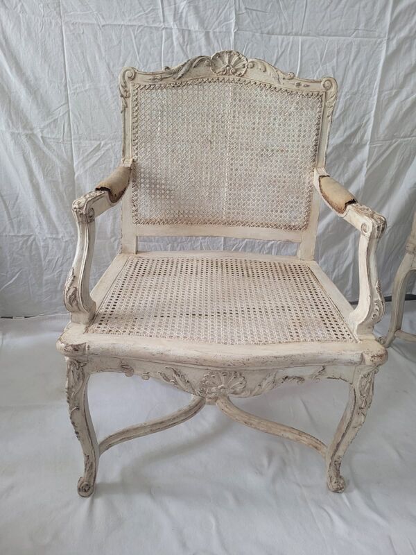 Paire de fauteuils régence; cannés; laquées blancs 19éme siécle
