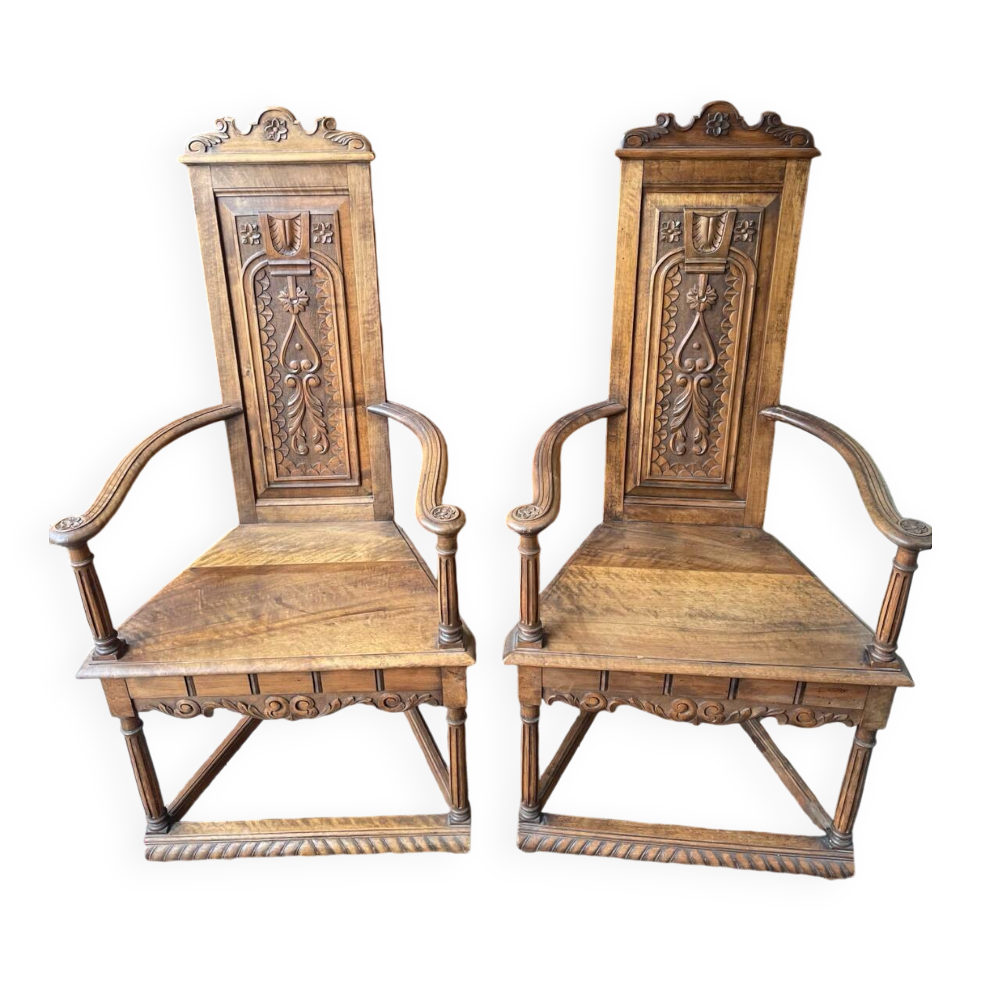 Paire de fauteuils sculptés en noyer de style Renaissance