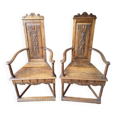 Paire de fauteuils sculptés en noyer de style Renaissance