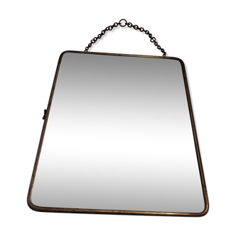 Mirror with beveled ice and chain