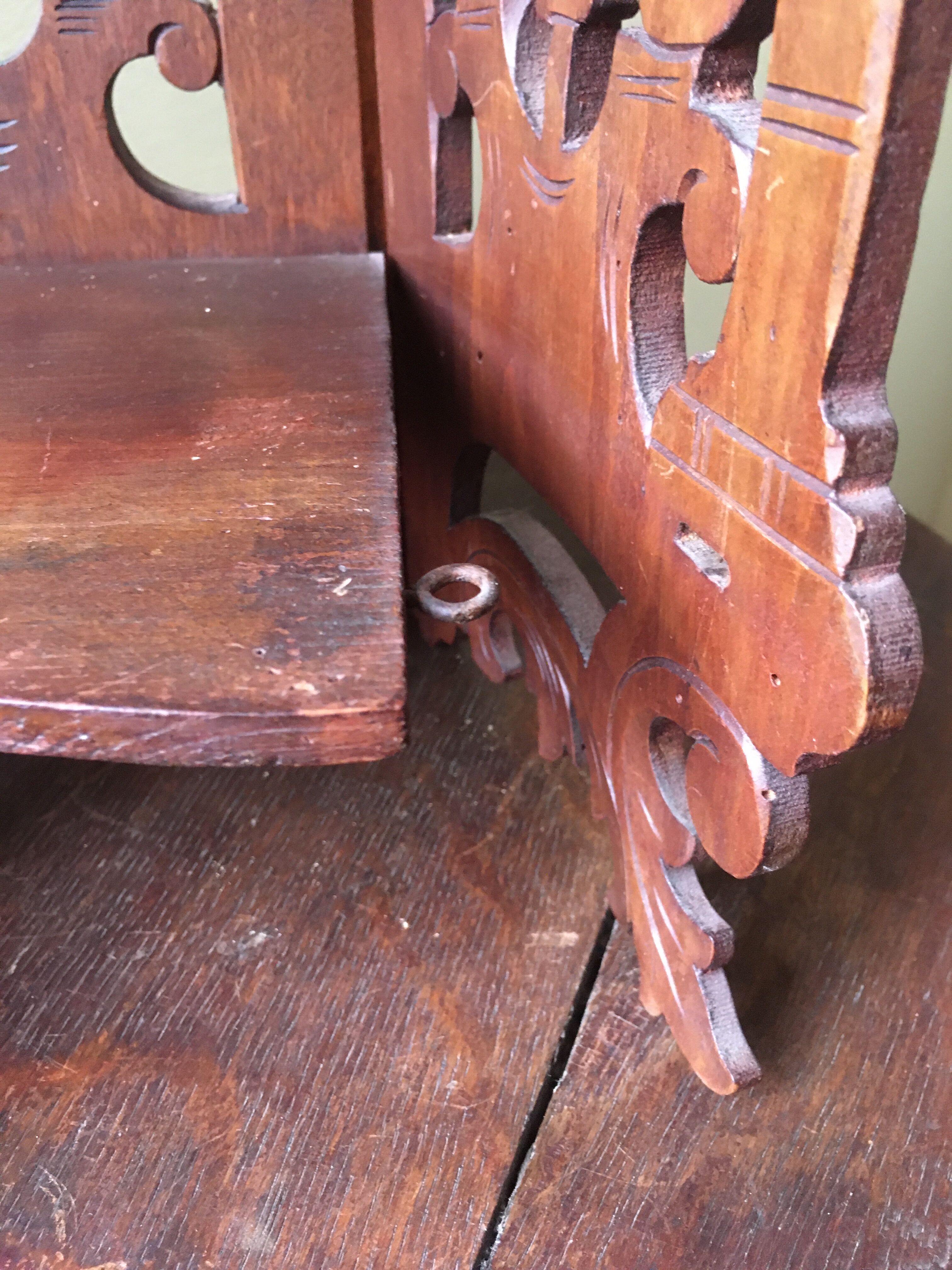 Small corner shelf in solid wood singable foldable art nouveau