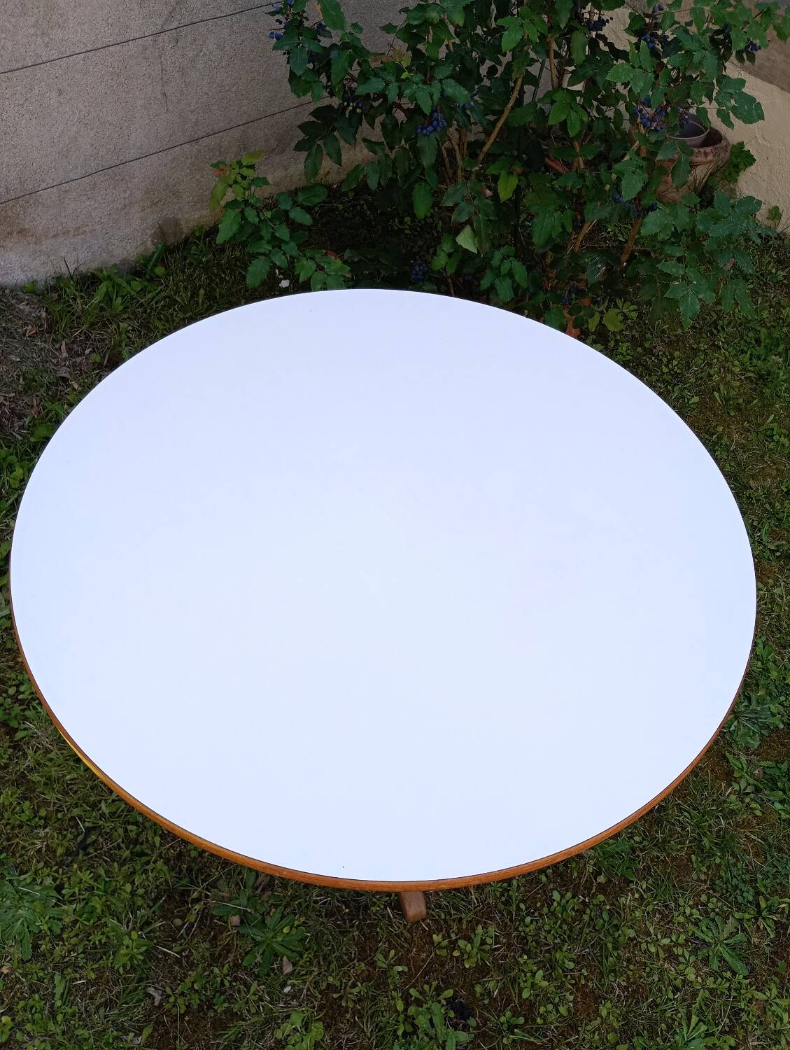 Round table in white formica and wood