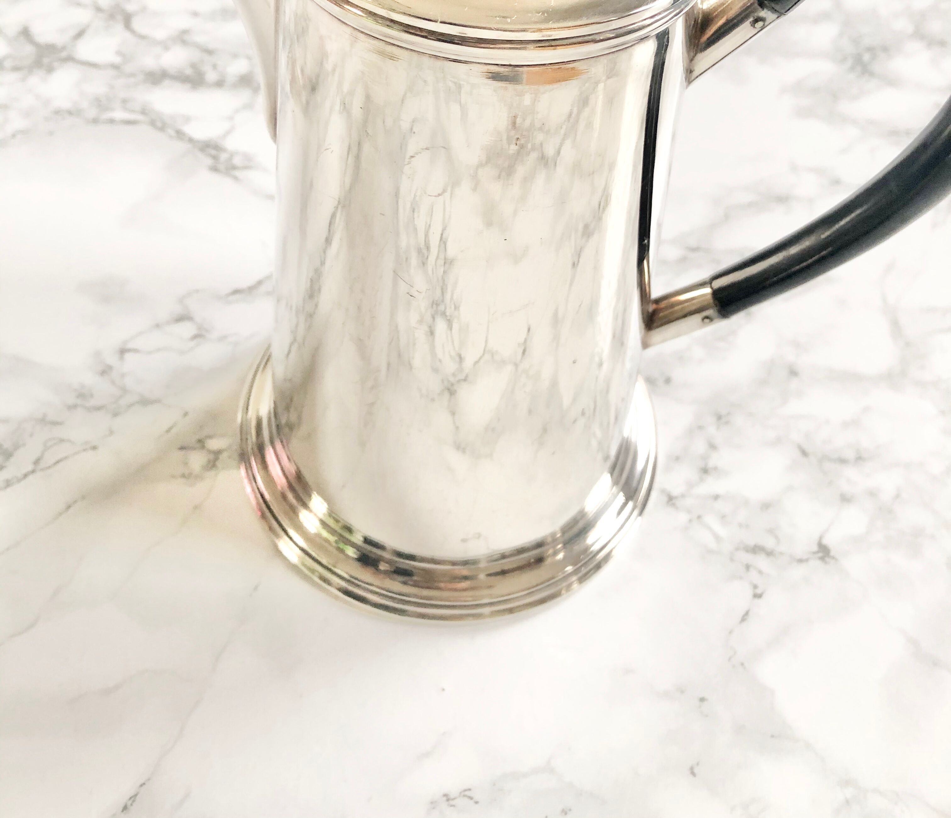 Former English silver metal coffee maker with uniplat decoration