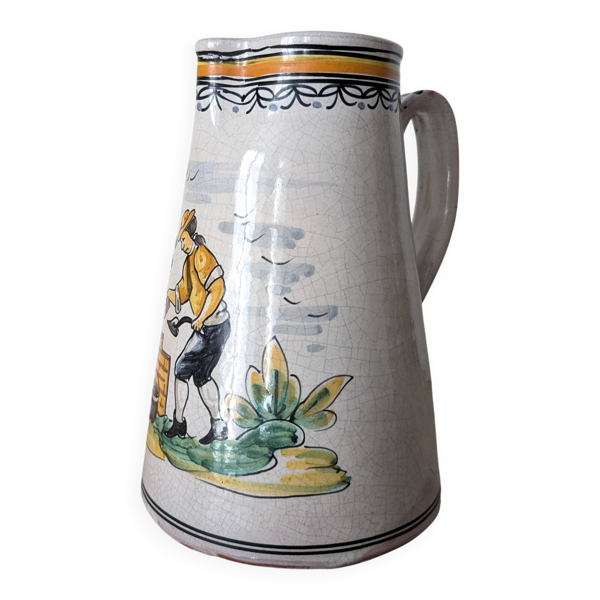 Ancien pichet en faïence peint à la main – Décor champêtre (20,5 cm)