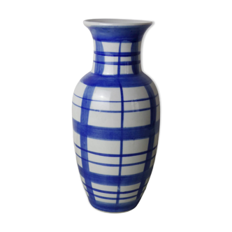 Vase en céramique à carreaux blanc et bleu