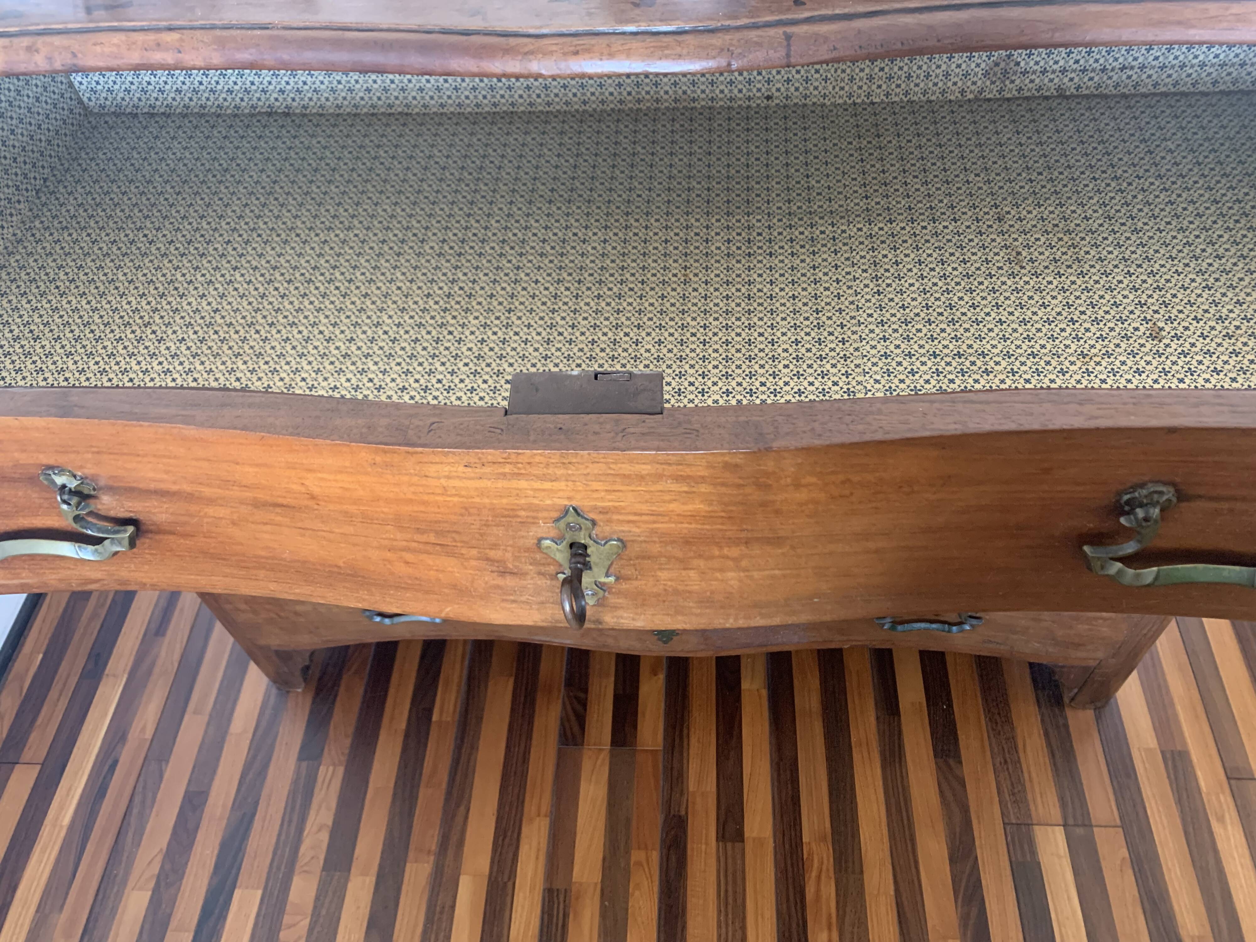 Antique curved commode in solid wood in the Louis XV style – 4 drawers