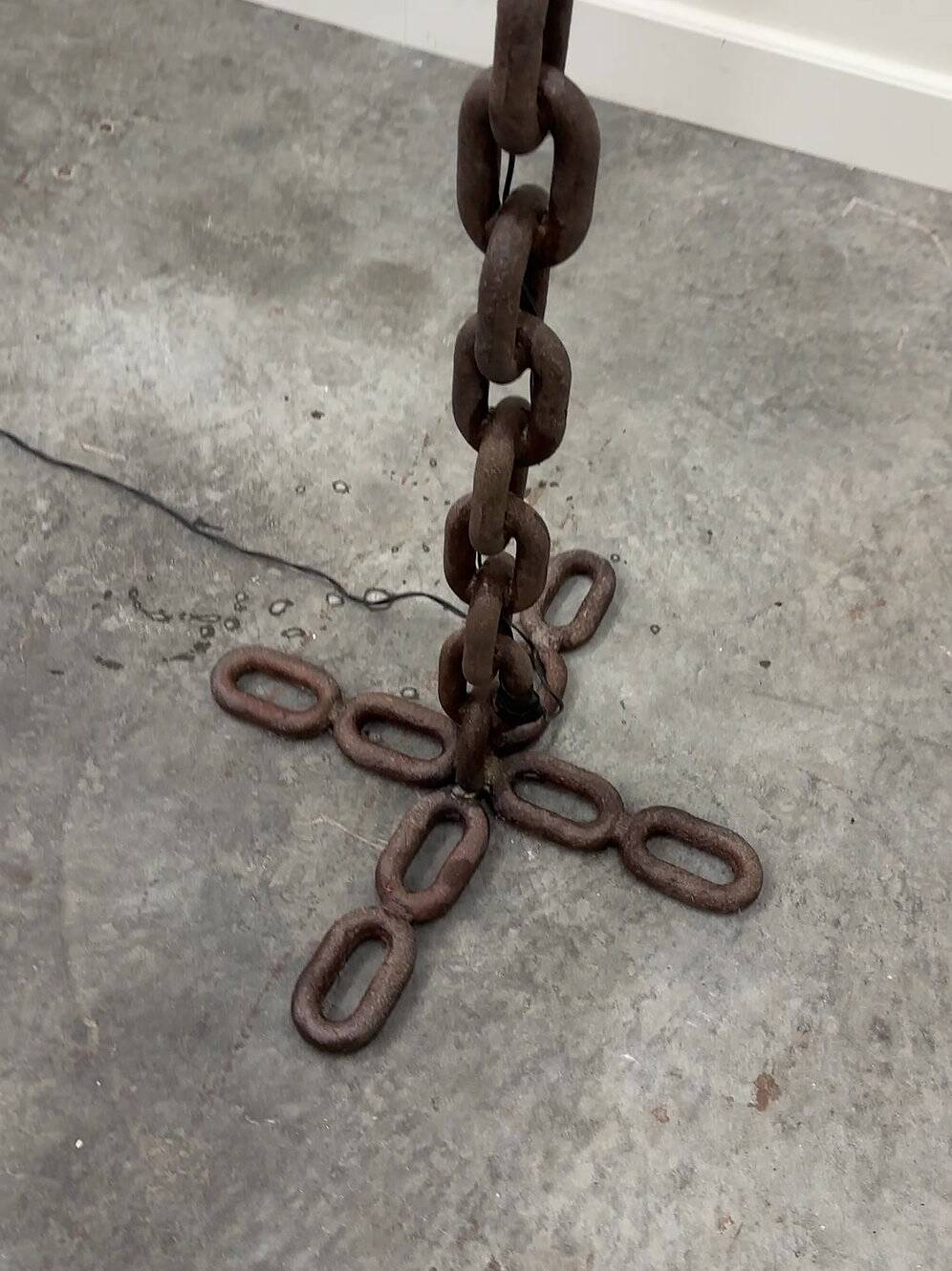 Brutalist cast iron & marine chain links floor lamp, France 1960s.