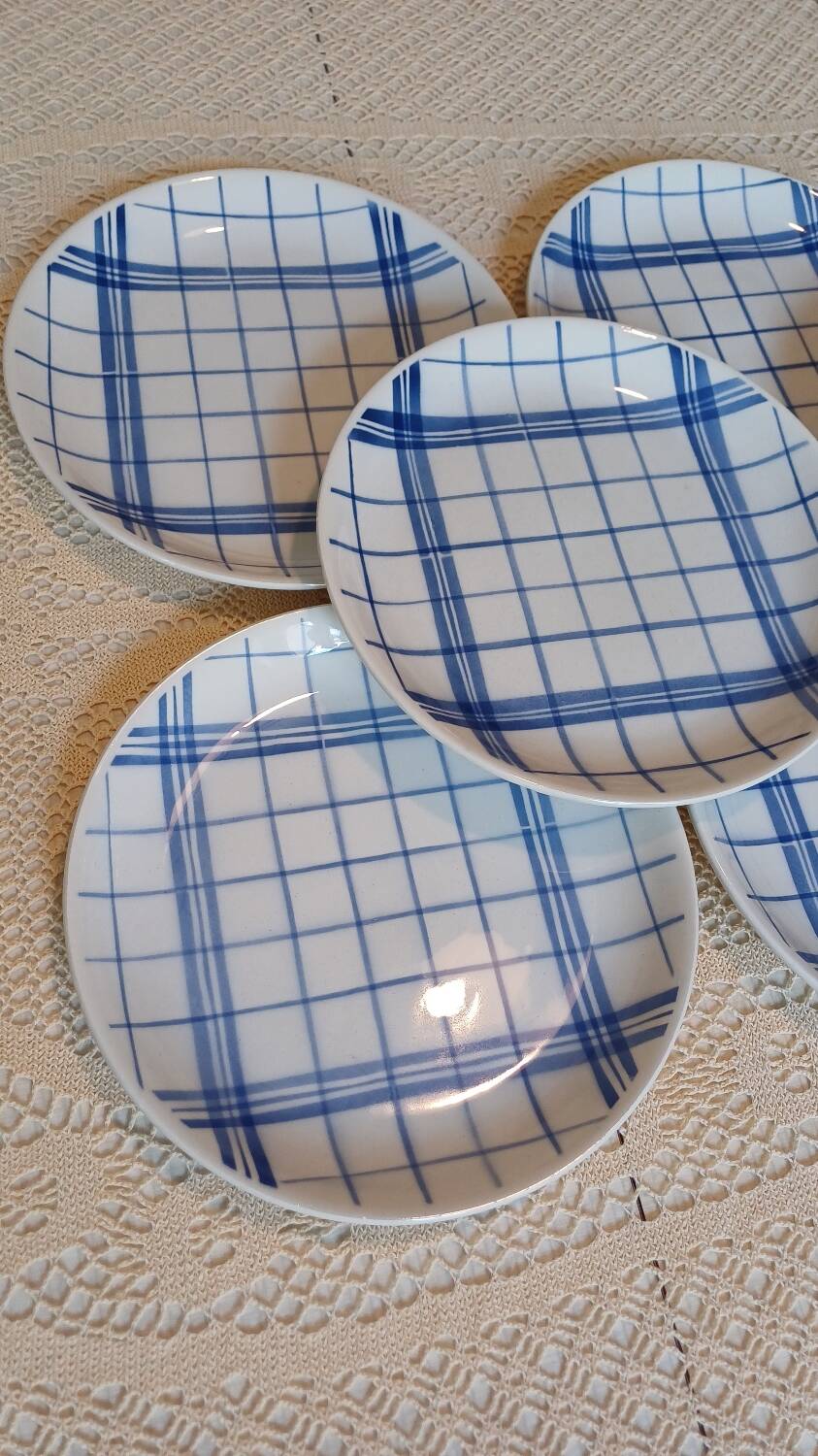 Set of 8 Moulins des Loups flat plates