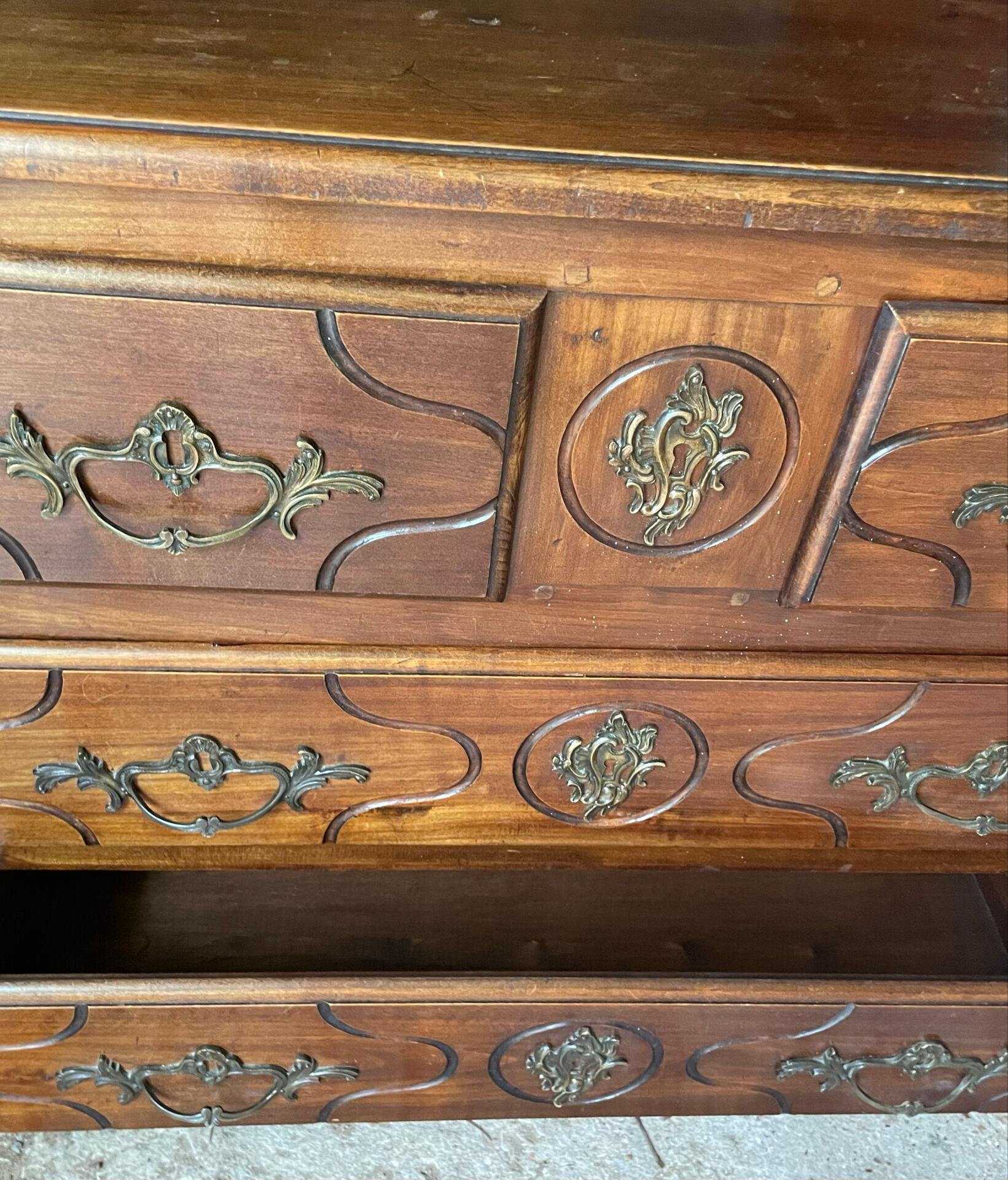 Neoclassical chest of drawers