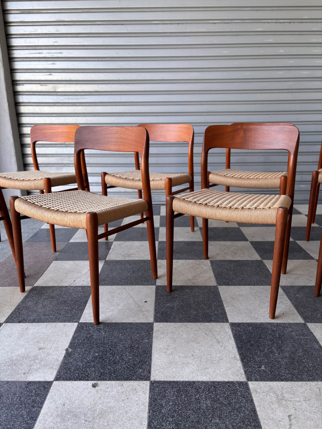 Série de 8 chaises Møller 75