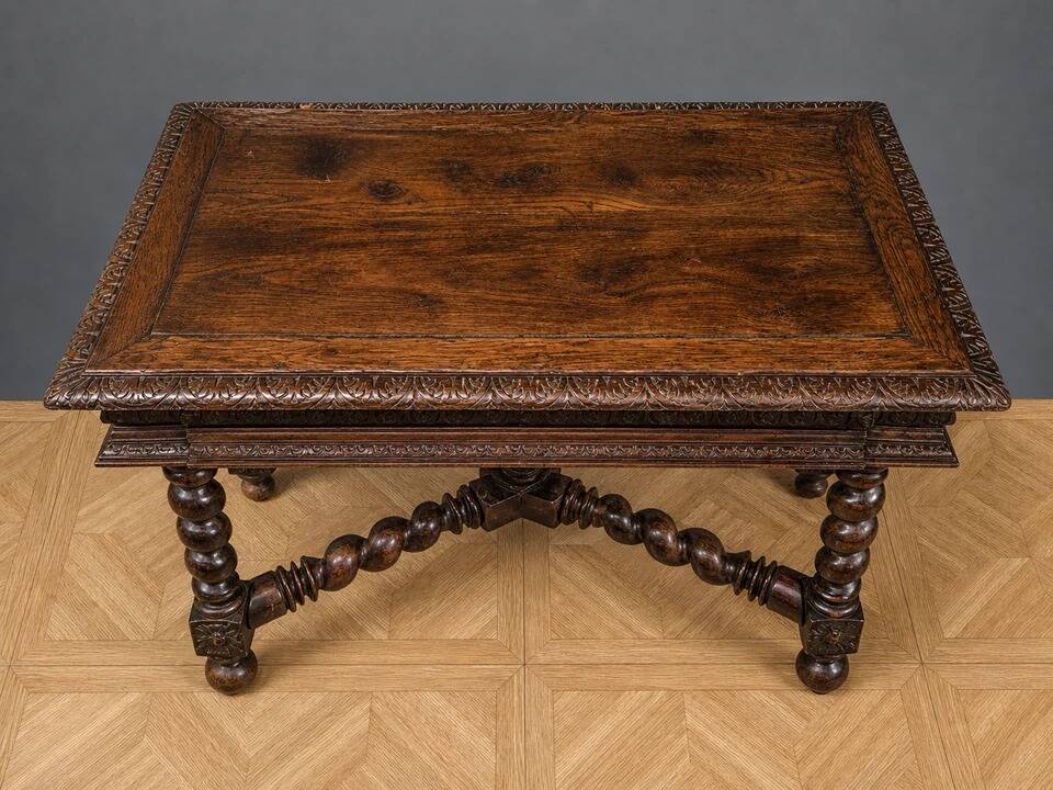 table bureau de style Renaissance / Henri II en chêne massif richement scul