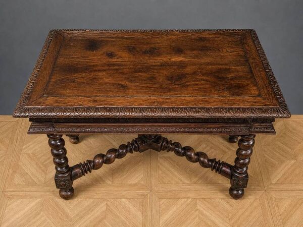 table bureau de style Renaissance / Henri II en chêne massif richement scul