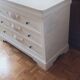 Commode blanche vintage à moulures shabby chic