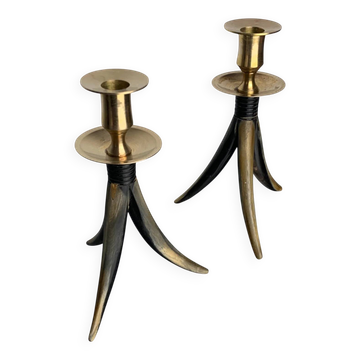 Paire de bougeoirs en fausse corne, résine et laiton, Italie années 1970