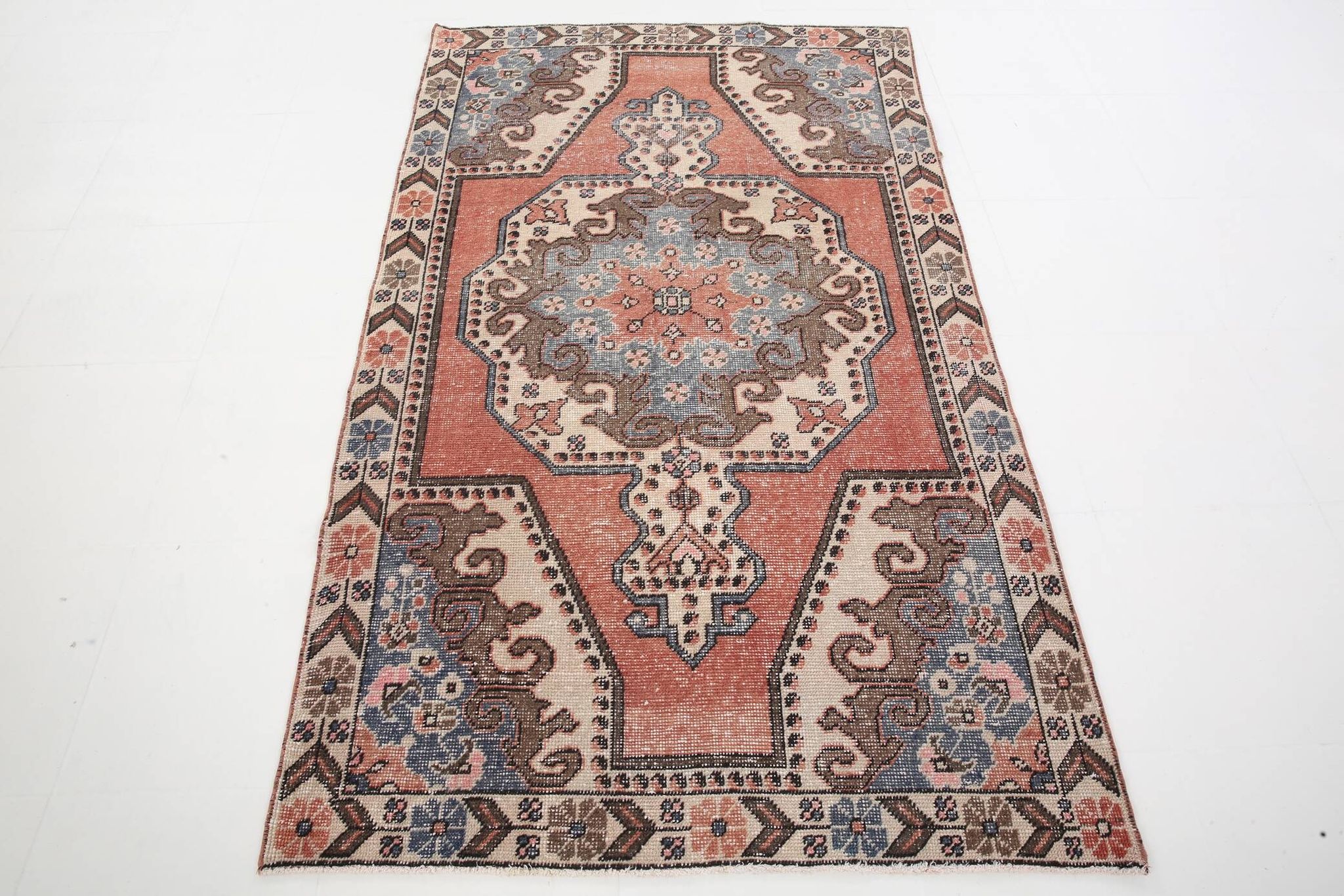 Tapis oriental vintage en laine, médaillon géométrique corail et bleu