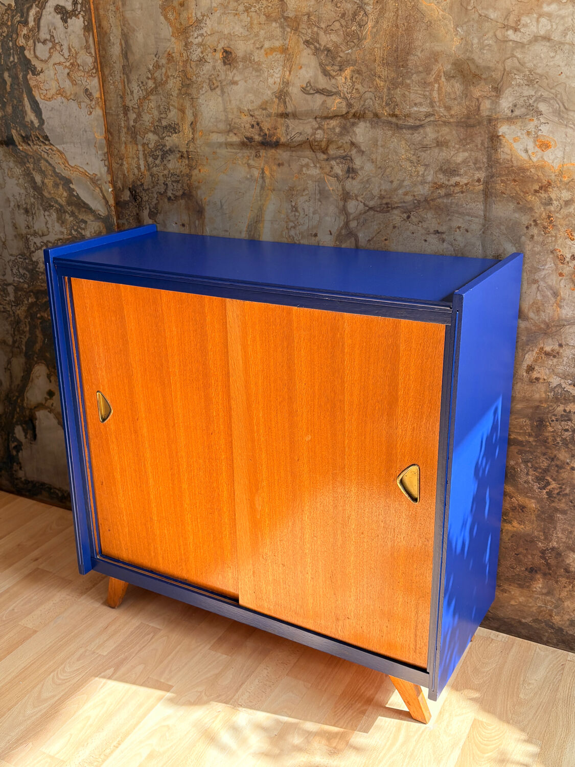 Buffet pieds compas bleu nuit & bois brut