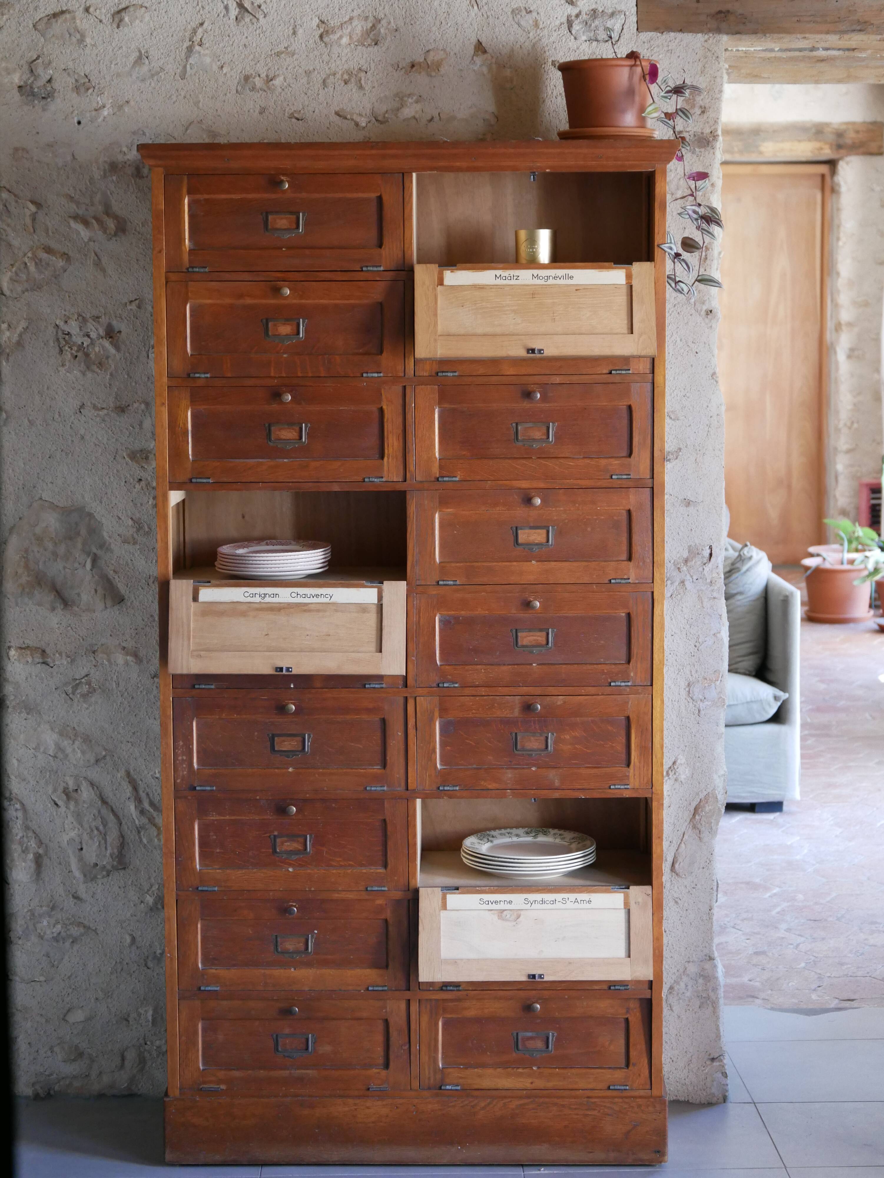 Notary's furniture with clamshells