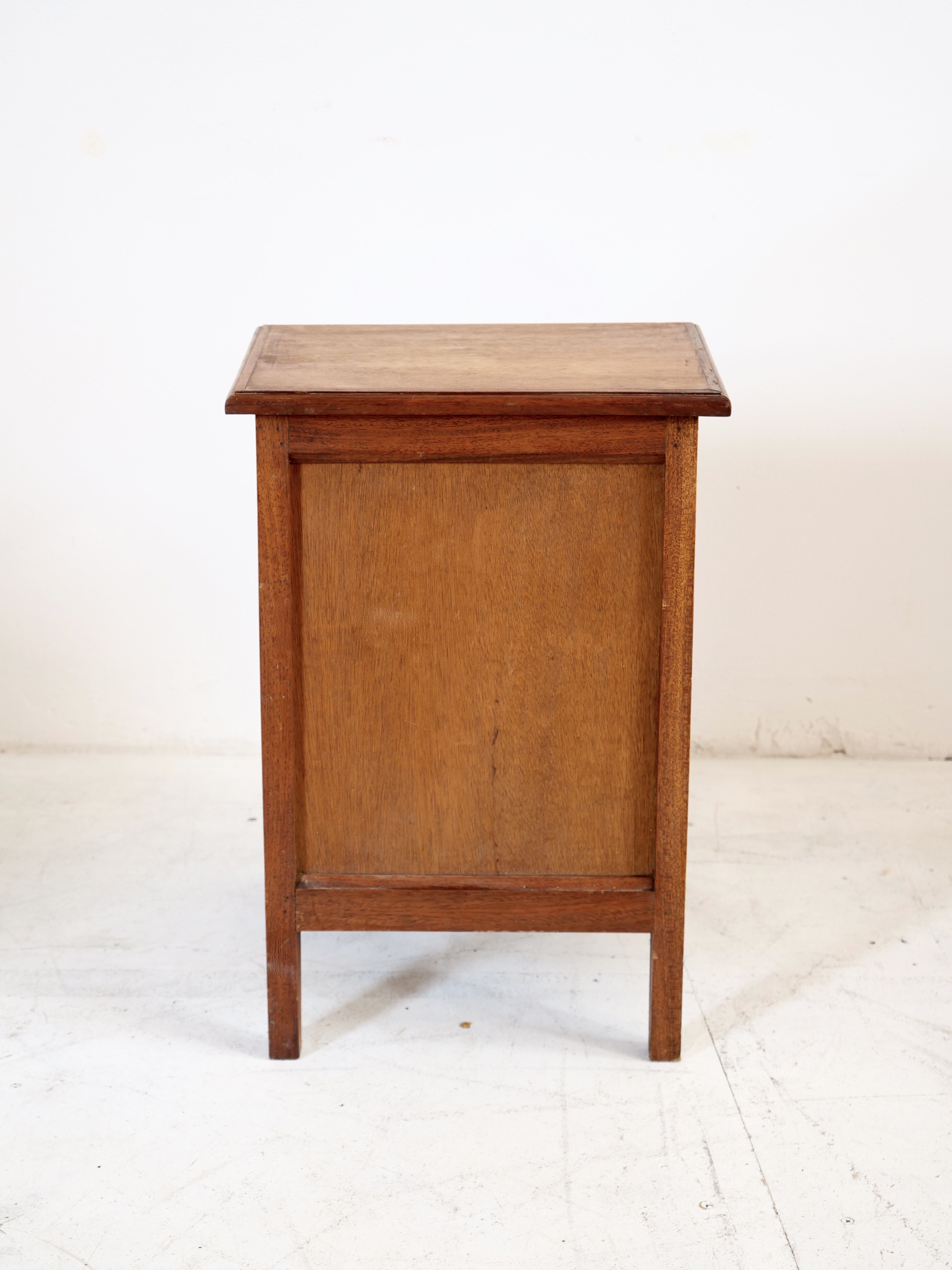 Retractable step stool in solid wood art deco