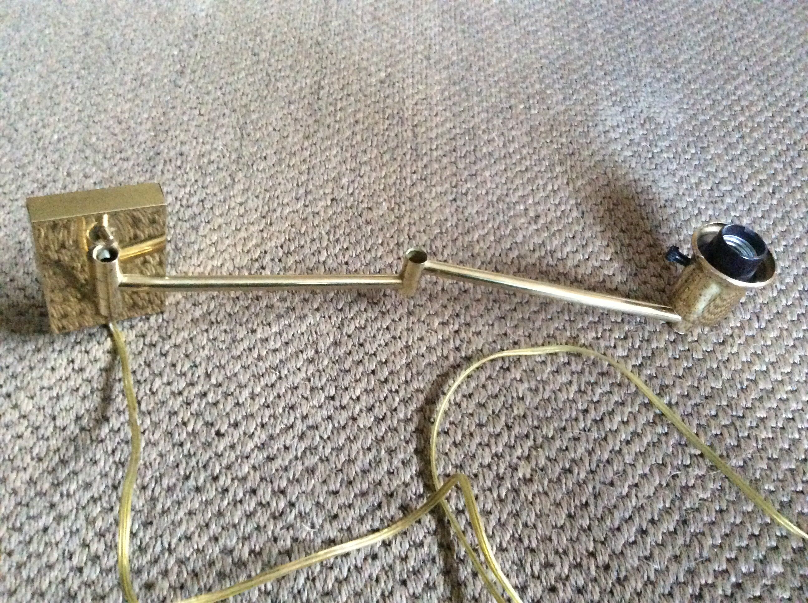 Wall lamp in gold metal