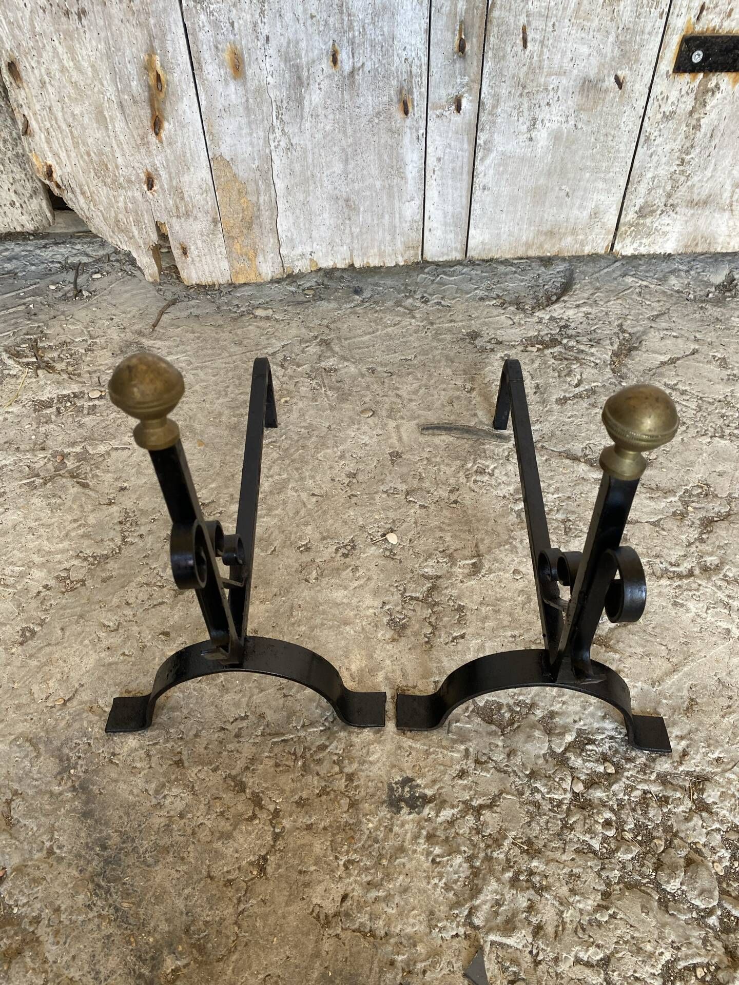 Paire de Chenets Cheminée Fer Forgé Volutes + Têtes Boule Laiton Vinta
