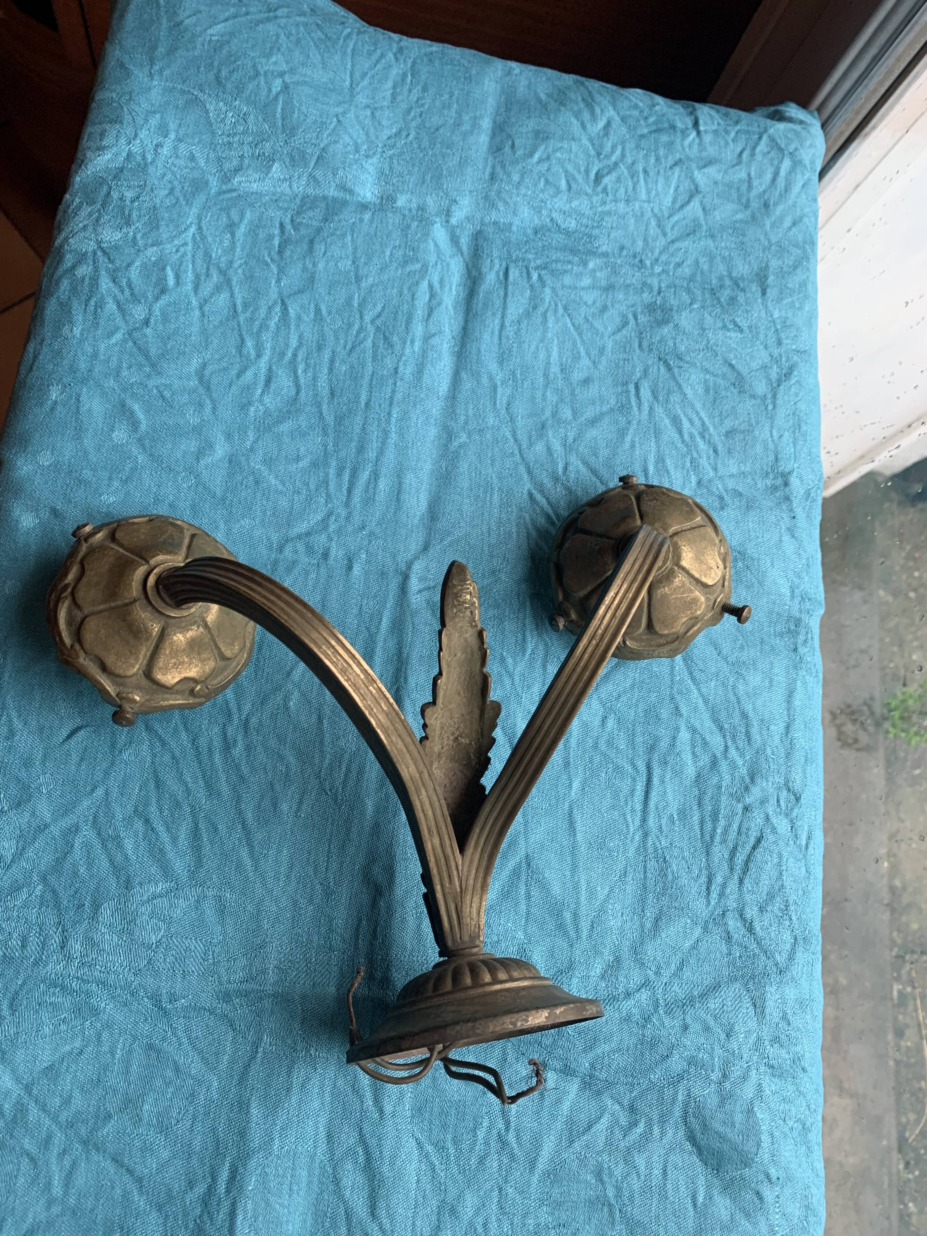 Double wall light in gold brass metal, vintage leaf pattern