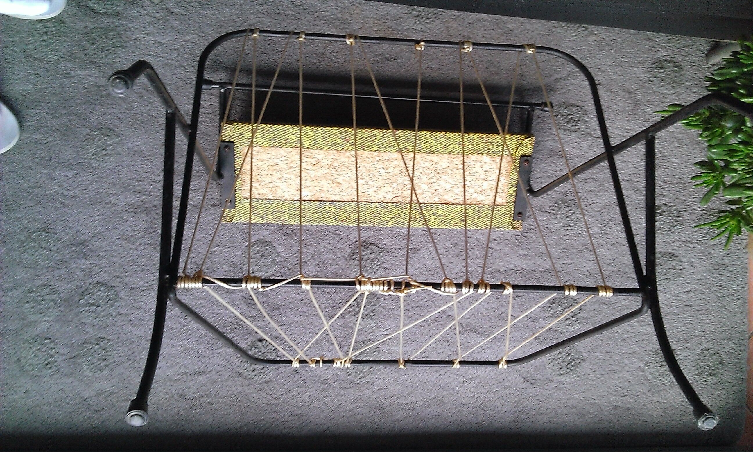 Magazine rack, in wired metal