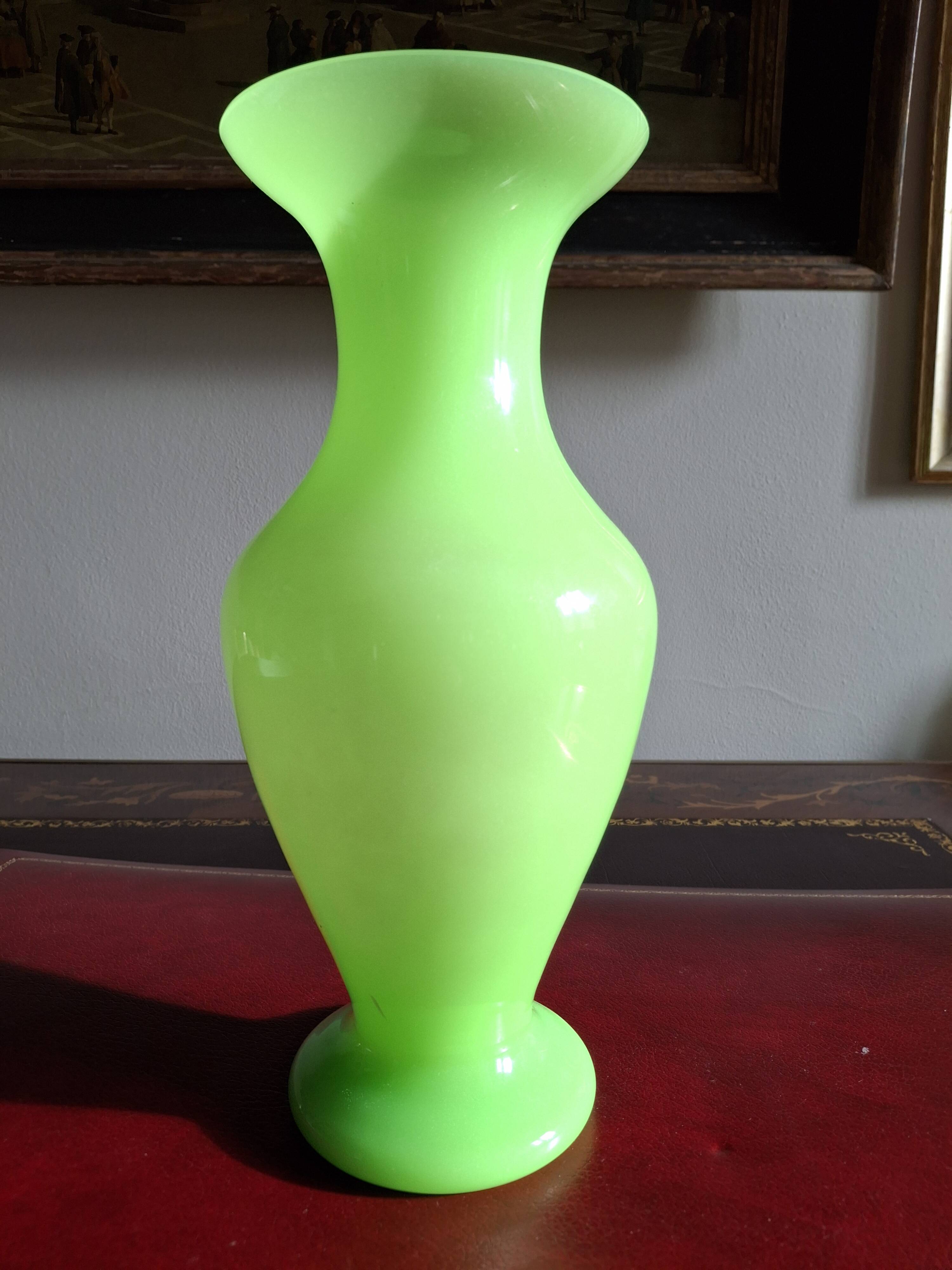 Grand vase balustre en verre opalin couleur anis hauteur 31 cm