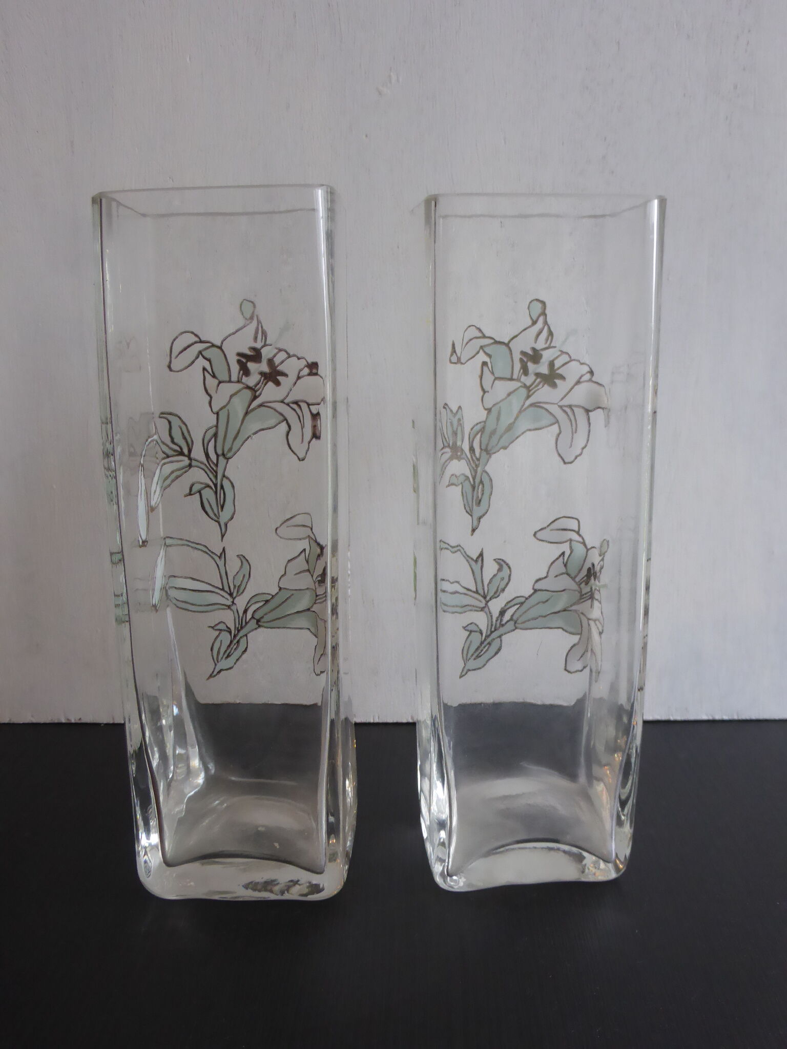 Paire de vases anciens en verre émaillé à décor d'iris