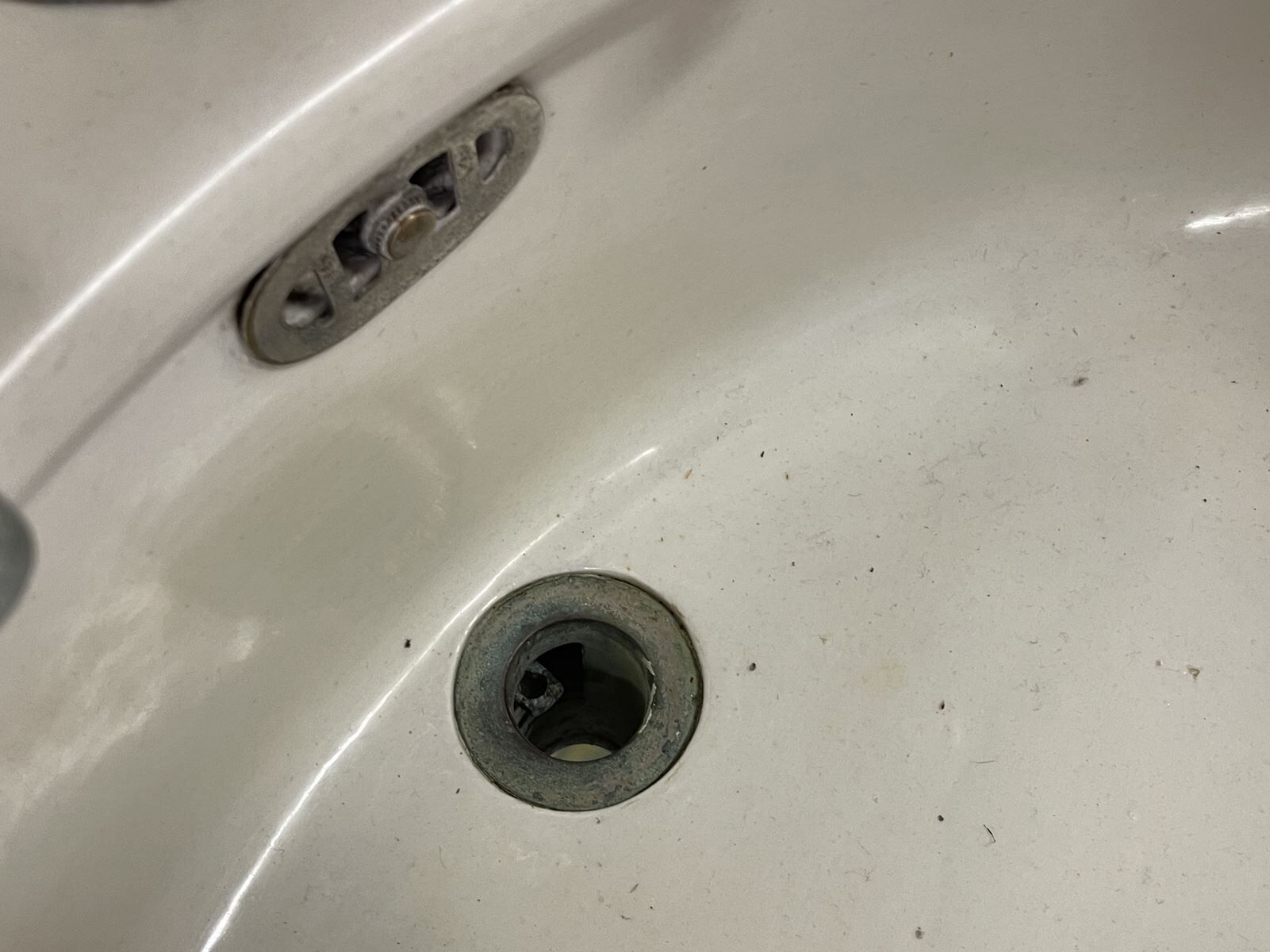 1930s standing washbasin