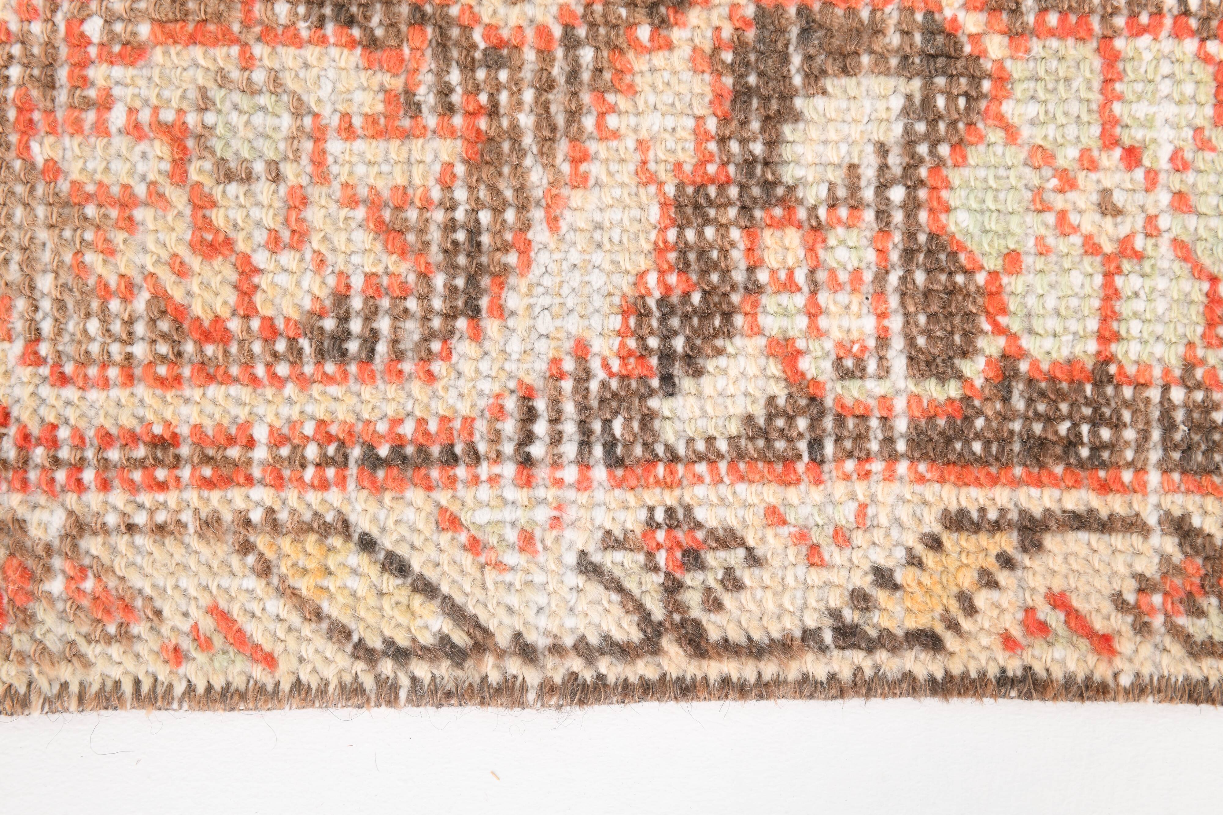 Tapis vintage à motifs orientaux rouge et crème