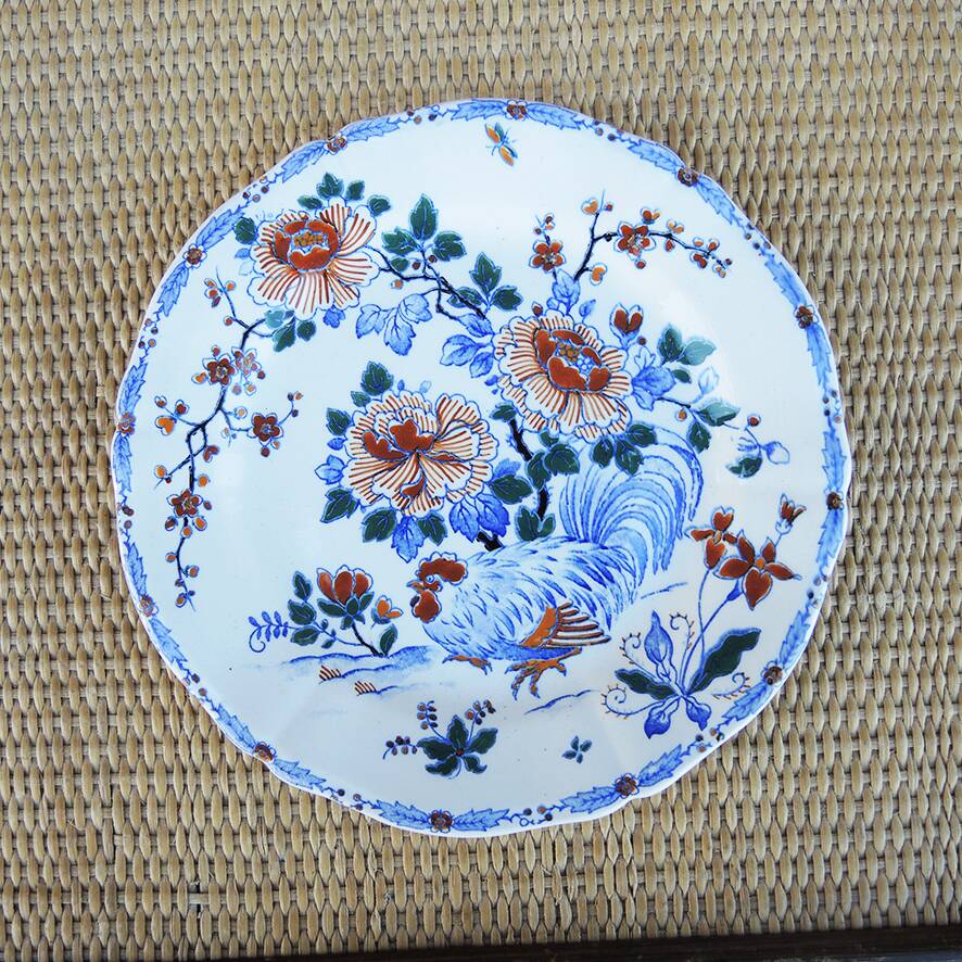 Ancienne assiette à dessert en céramique Gien – décor coq & pivoines