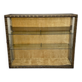 Vitrine des années 40 avec cadre en bois sculpté et doré.