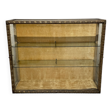 Vitrine des années 40 avec cadre en bois sculpté et doré.