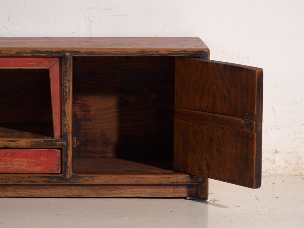 Meuble bas ancien en bois d’orme – Chine, vers 1900