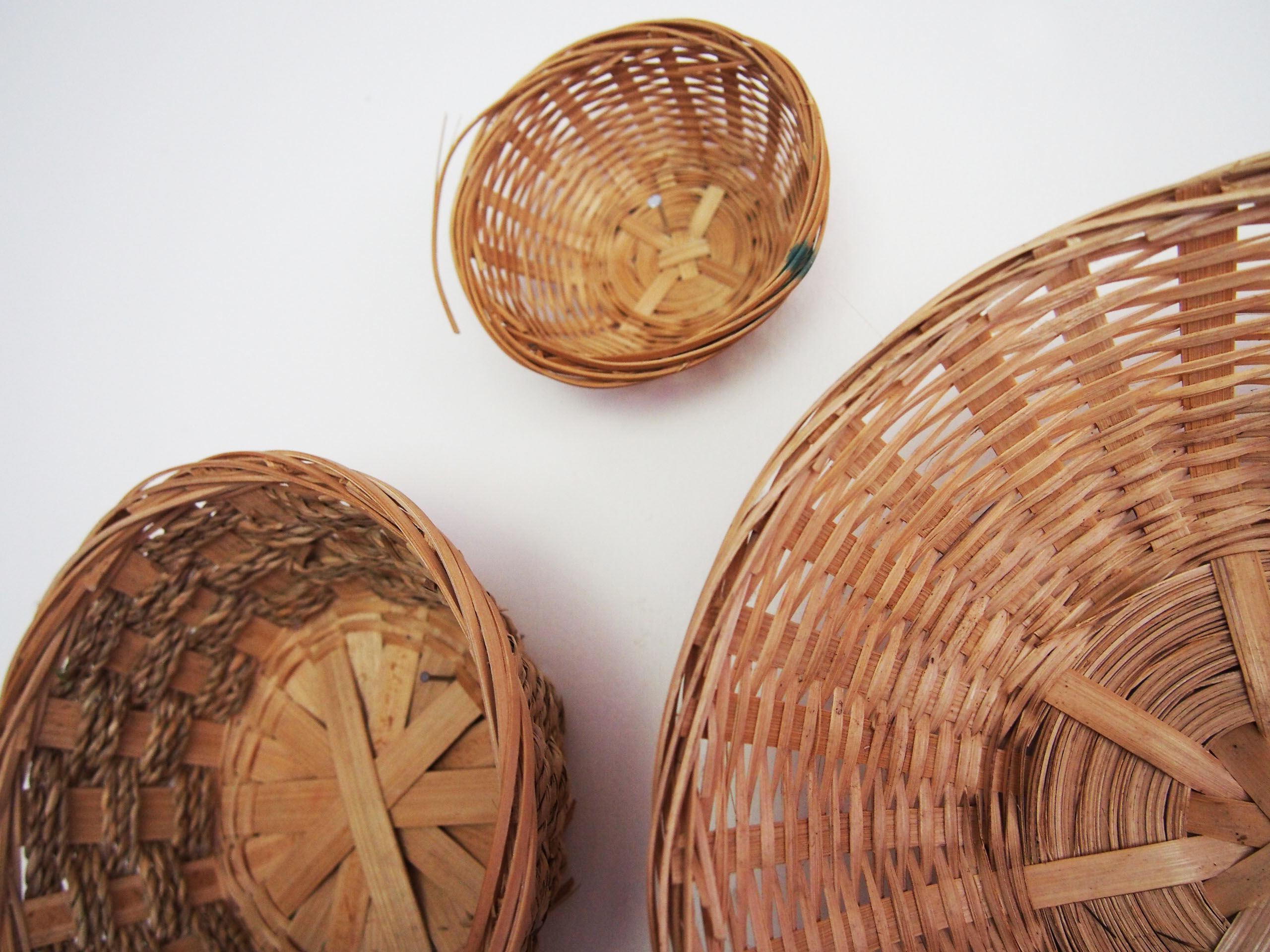 Wall composition of 8 baskets wicker