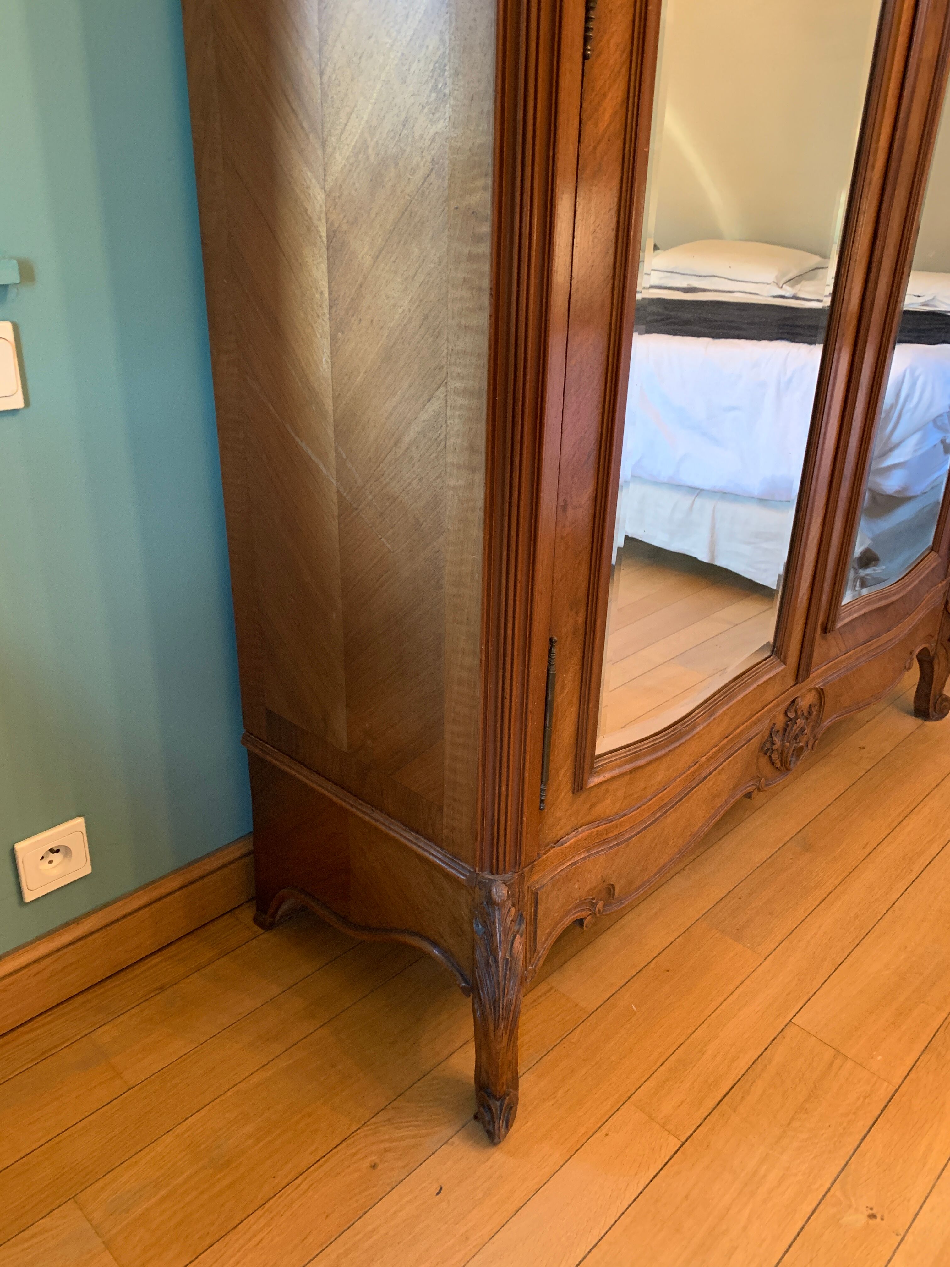 Louis XV Rocaille cabinet in walnut with bevelled mirrors