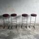 Ensemble de 4 tabourets de bar industriels – sièges bordeaux (années 1980)